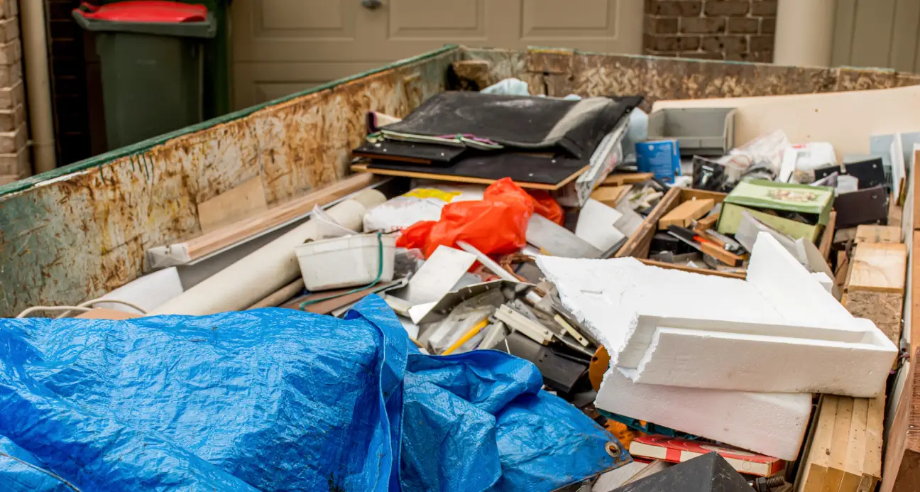 Déchets divers dans une benne