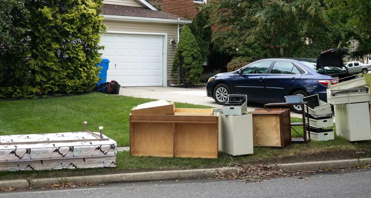 Meubles et matelas sur le trottoir